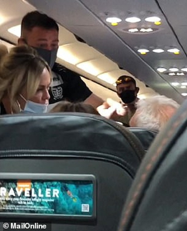 Người đàn ông tóc trắng bị vợ tát vì không đeo khẩu trang. 