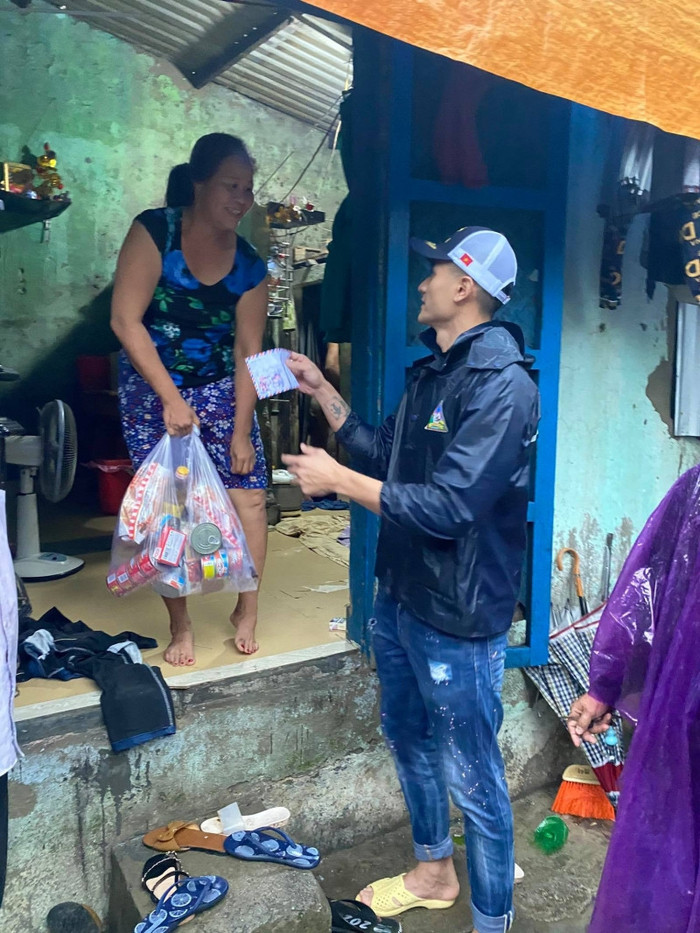 Vĩnh Thụy âm thầm ủng hộ miền Trung 100 triệu đồng, trực tiếp ra Huế trao quà cho bà con Ảnh 5