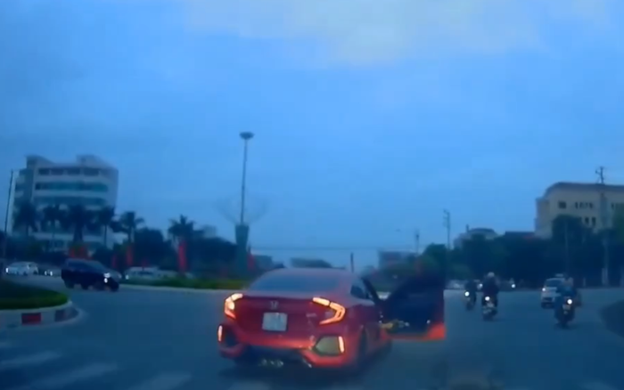 Clip: Người phụ nữ bất ngờ đạp tung cửa khi xe đang chạy trên đường gây hốt hoảng Ảnh 2