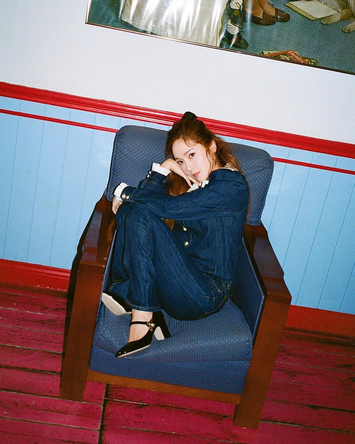 Jessica Jung trong diện cả cây denim tiệp màu từ trên xuống dưới trong bộ ảnh thời trang quảng bá cho thương hiệu riêng của mình