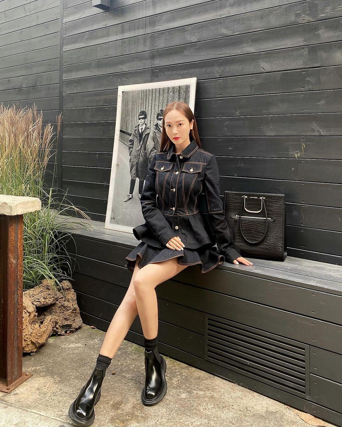 Lợi ích khi diện cả  bộ denim màu đen còn giúp phái đẹp khéo che được những khuyết điểm trên cơ thể