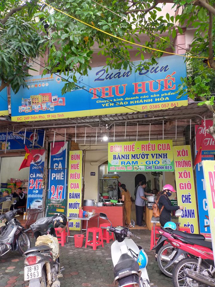 Lực lượng Quản lý thị trường tiến hành xử phạt 750.000 đồng với quán bún này. Ảnh: Mai Xuân Hùng