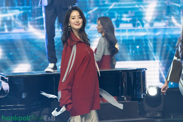 Á hậu Ryu Seo Bin học ngành Tâm lý ở Đại học New York. Cô là người trẻ nhất trong số các ứng cử viên, nhưng đã nhận được sự chú ý nhờ khả năng nói ba thứ tiếng và sự tự tin.