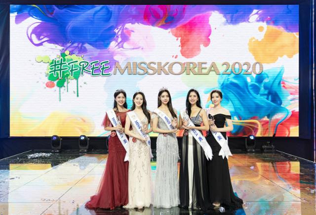 Đọ sắc cùng dàn Á hậu và người đẹp bán kết.