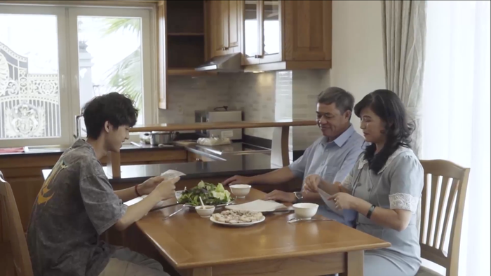 Nhật Hoàng khóc nghẹn vì được bố mẹ ủng hộ đam mê hát Rap: 'Con sẽ thắng 1 tỷ mua xe cho nhà mình chở hàng' Ảnh 9