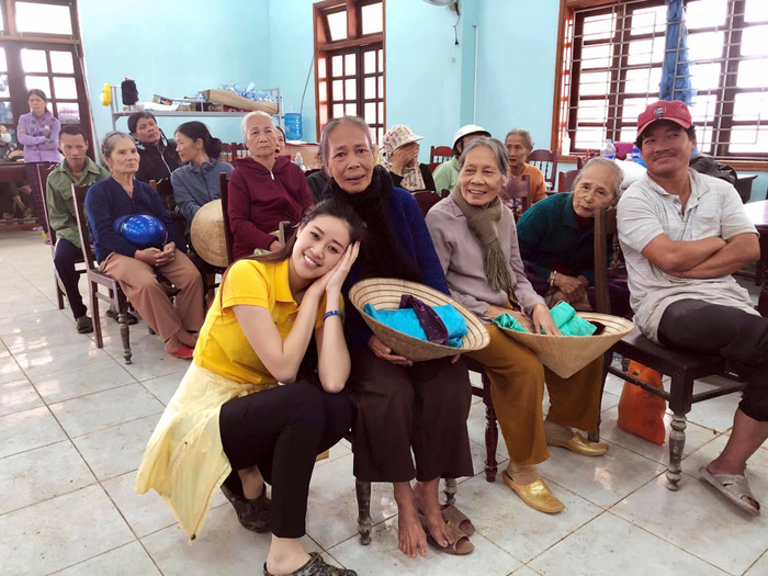 Hương Giang - Khánh Vân - Tiểu Vy - Lương Thùy Linh giúp đỡ đồng bào miền Trung vượt bão lũ Ảnh 16