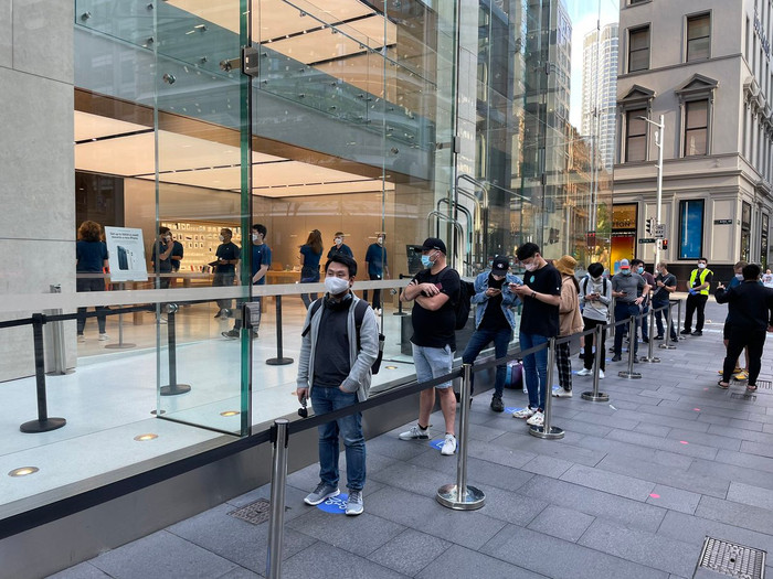Lượng người đứng xếp hàng mua iPhone 12 tại Apple Store Sydney ở Úc khá vắng vẻ. (Ảnh: (Ảnh: Daniel Van Boom / @dvanboom)