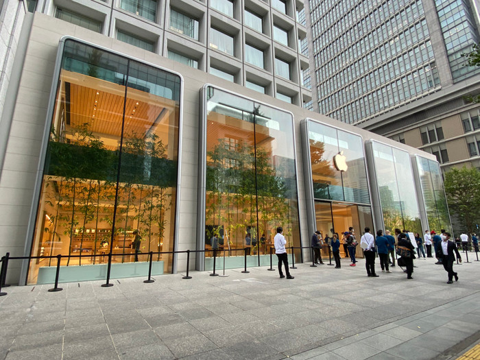 Cửa hàng Apple Store tại Marunouchi, Nhật Bản cũng vắng khách xếp hàng trong ngày đầu mở bán. (Ảnh: @NephetsYUI / Twitter) 