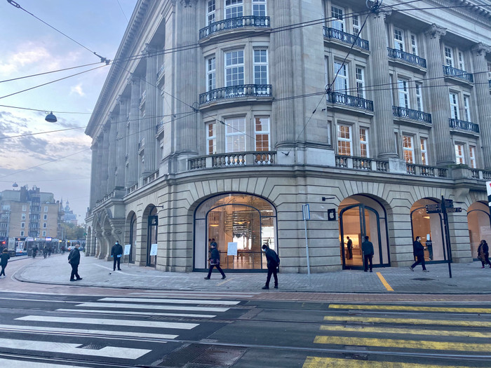 Cửa hàng Apple Store tại Amsterdam, Hà Lan ngày đầu mở bán iPhone 12 và iPhone 12 Pro. (Ảnh: Gonny van der Zwaag / @gonny / Twitter)