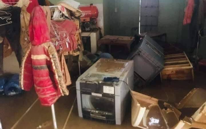 Xót xa khung cảnh sau khi lũ rút: Nhà cửa tan hoang, tài sản bị ngâm nước nằm ngổn ngang, dính đầy bùn đất Ảnh 2