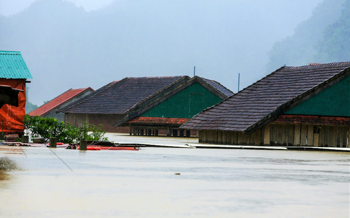 Đại học Thương Mại tiếp tục hỗ trợ sinh viên Hà Tĩnh chịu ảnh hưởng lũ lụt 5 triệu đồng/người Ảnh 2