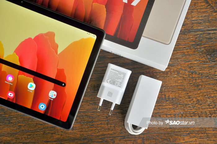 Không như nhà Táo Khuyết, Samsung vẫn ‘hào phóng’ trang bị cho chiếc Galaxy Tab A7 đầy đủ bộ đôi củ và dây sạc cùng với hy vọng chúng vẫn sẽ tiếp tục xuất hiện trong các sản phẩm tới.