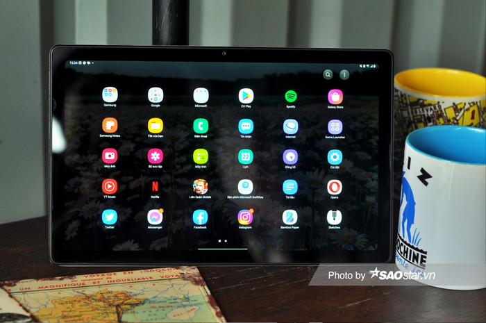 Về mặt cấu hình thì Galaxy Tab A7 sở hữu vi xử lý Snapdragon 662 cùng 3GB RAM, 64GB bộ nhớ trong và viên pin dung lượng 7.040 mAh.&nbsp;Máy cũng được cài sẵn Android 10 và giao diện OneUI 2.5 đặc trưng