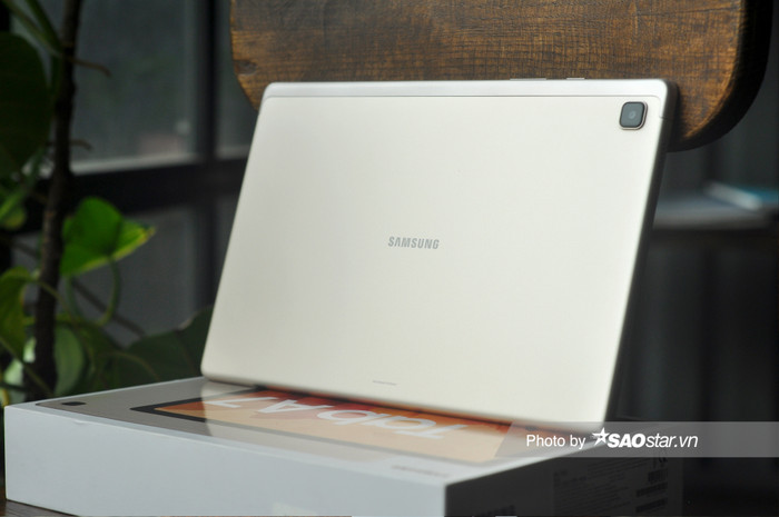 Mặt lưng kim loại làm bật lên vẻ hiện đại nhưng không kém phần cổ điển