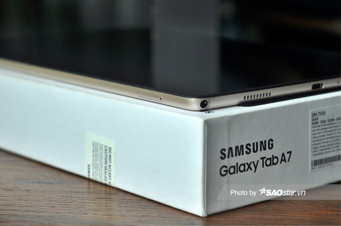 Và cạnh còn lại chứa khe đựng sim và thẻ nhớ.&nbsp;