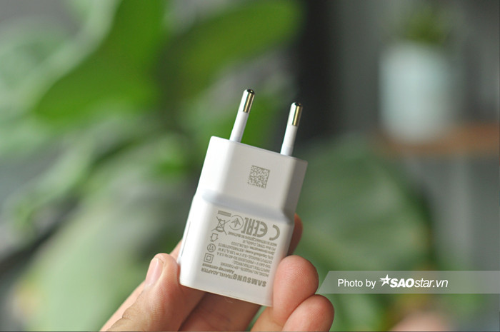 Dù vậy, hơi khó hiểu khi củ sạc mà nhà Sam cung cấp cho chiếc tablet A7 chỉ vỏn vẻn...7.8W, một con số tương đối thấp ở hiện tại. Bù lại, tablet được tích hợp công nghệ sạc nhanh 15W nên người dùng không cần quá lo lắng về tình trạng hết pin.