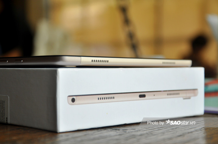 Hai loa ở cạnh dưới