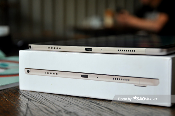 Hai loa ở cạnh còn lại