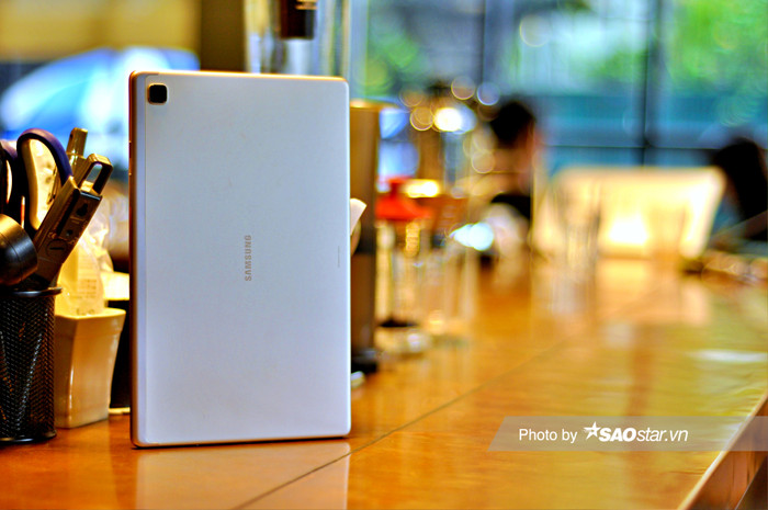 Ngoài ra, Samsung cũng dành hẳn một cạnh nhựa để ‘giấu đi’ những ăng ten wifi nhưng không làm mất đi tính thẩm mỹ trong thiết kế.&nbsp;