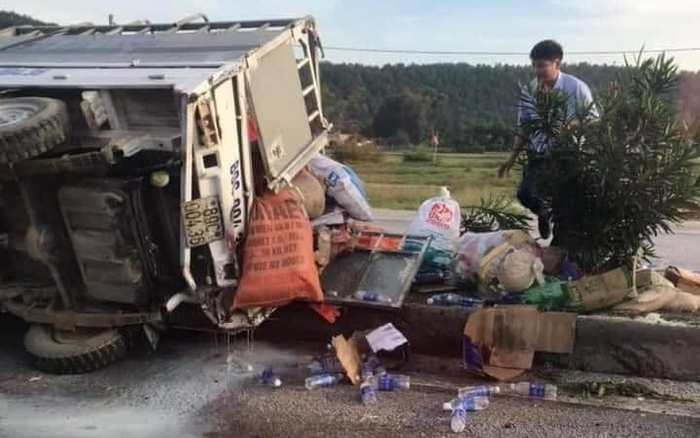 Lật xe chở đồ cứu trợ lũ lụt vào miền Trung, nam tài xế nguy kịch Ảnh 2