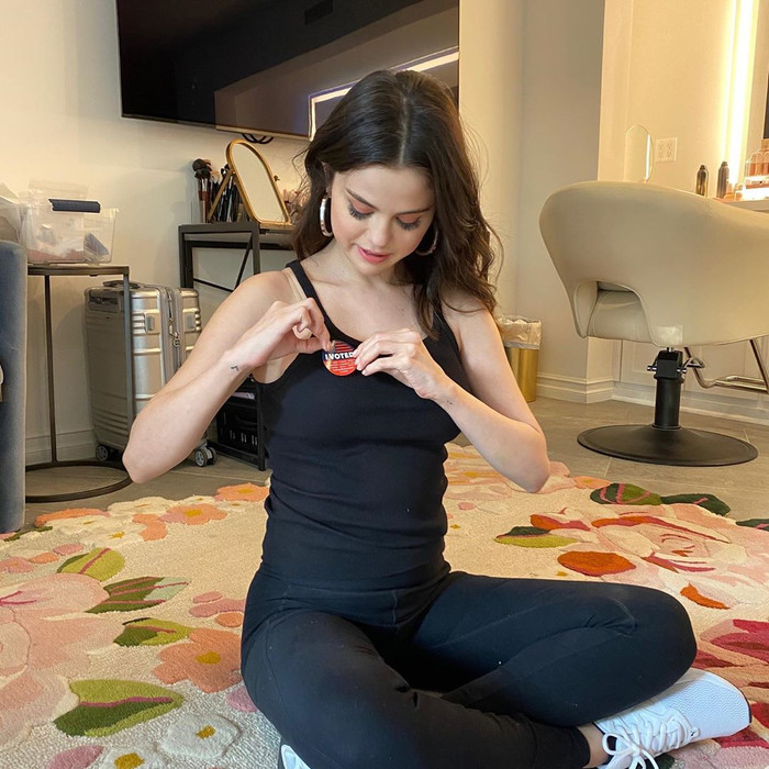 Thậm chí cô còn lộ rõ vòng eo ngấn mỡ kém thon gọn