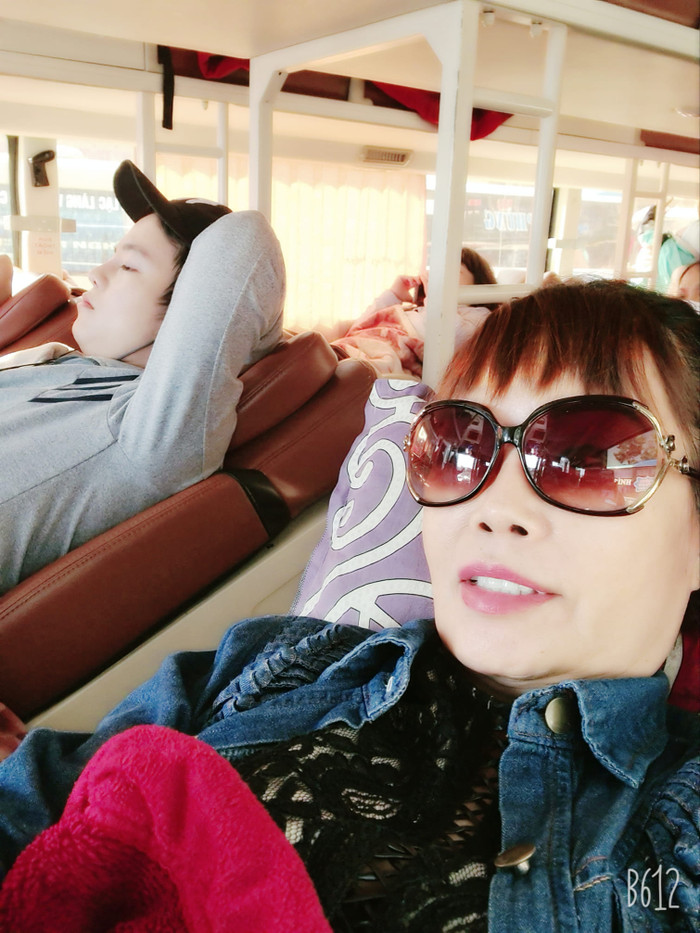 'Cô dâu 62 tuổi' gây bất ngờ với diện mạo mới sau thời gian vật lý trị liệu vì biến chứng phẫu thuật Ảnh 5