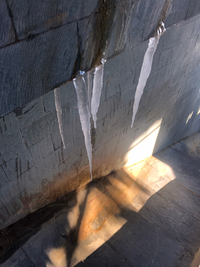 Hình ảnh băng giá xuất hiện kỳ lạ vào tháng 10 trên đỉnh Fansipan.