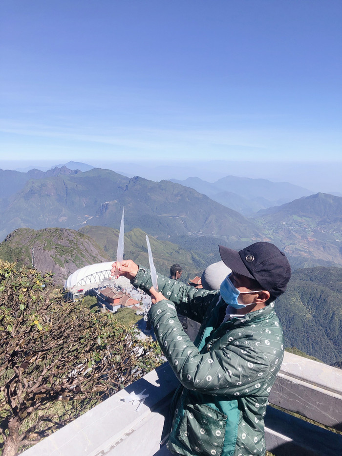 Du khách thích thú ngắm băng giá kết tạo dài như mũi kiếm.
