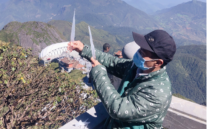 Băng giá xuất hiện trên đỉnh Fansipan cực hiếm vào tháng 10, dự báo một mùa đông khắc nghiệt Ảnh 2