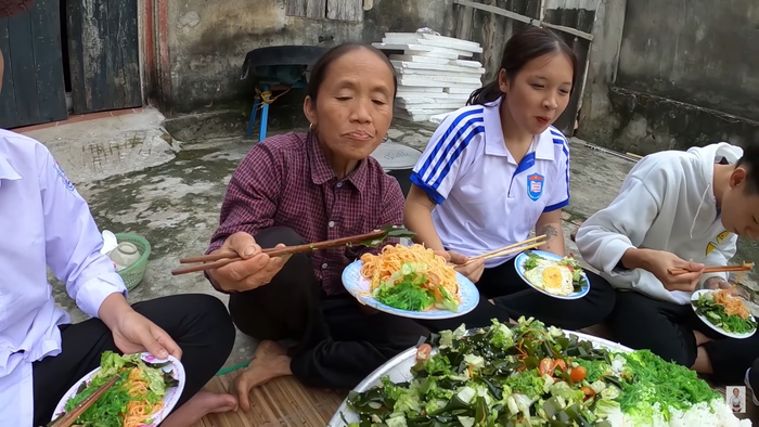 Bà Tân Vlog lại gặp drama mới: Làm đồ ăn khiến khách 'ngậm đắng nuốt cay', còn muốn nhè ra vì quá dở? Ảnh 5