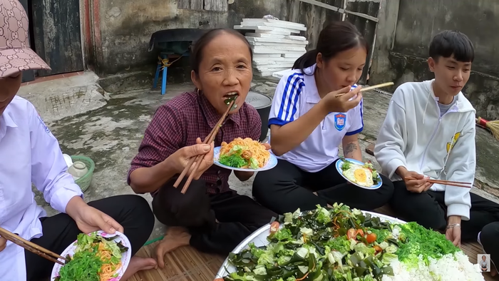 Bà Tân Vlog lại gặp drama mới: Làm đồ ăn khiến khách 'ngậm đắng nuốt cay', còn muốn nhè ra vì quá dở? Ảnh 6