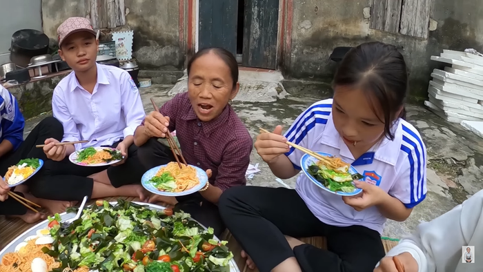 Bà Tân Vlog lại gặp drama mới: Làm đồ ăn khiến khách 'ngậm đắng nuốt cay', còn muốn nhè ra vì quá dở? Ảnh 7