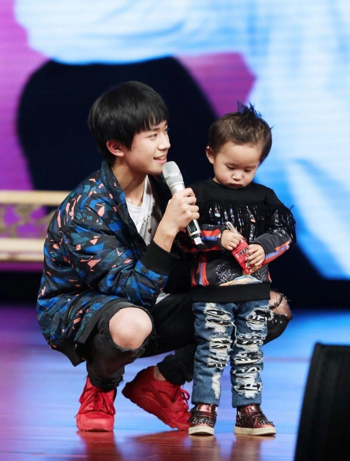 Dịch Dương Thiên Tỉ và em trai