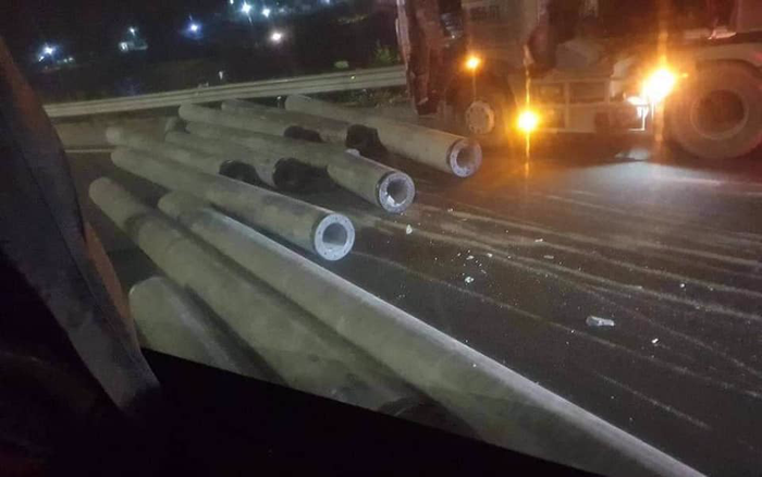 Hàng chục cột điện bê tông bị tuột rơi xuống cao tốc Pháp Vân - Cầu Giẽ, nhiều người may mắn thoát chết Ảnh 2