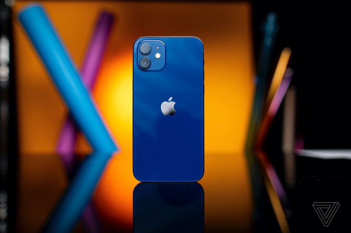 iPhone 12 có thời lượng pin gần như tương đương iPhone 12 Pro. Ảnh: The Verge