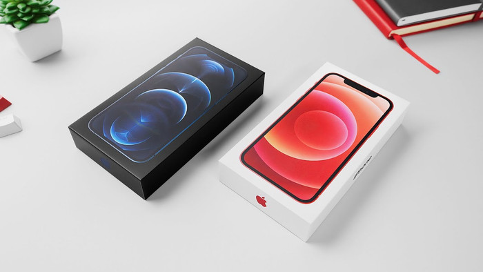 Tuần này, những chiếc iPhone 12 và iPhone 12 Pro đầu tiên đã tới tay người dùng. Ảnh: YouTube