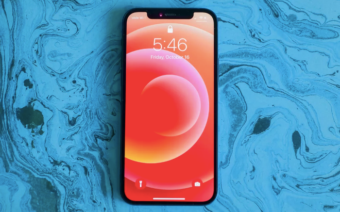 Màn hình iPhone 12 bền hơn iPhone 11 nhưng mặt lưng dễ xước không kém Ảnh 2