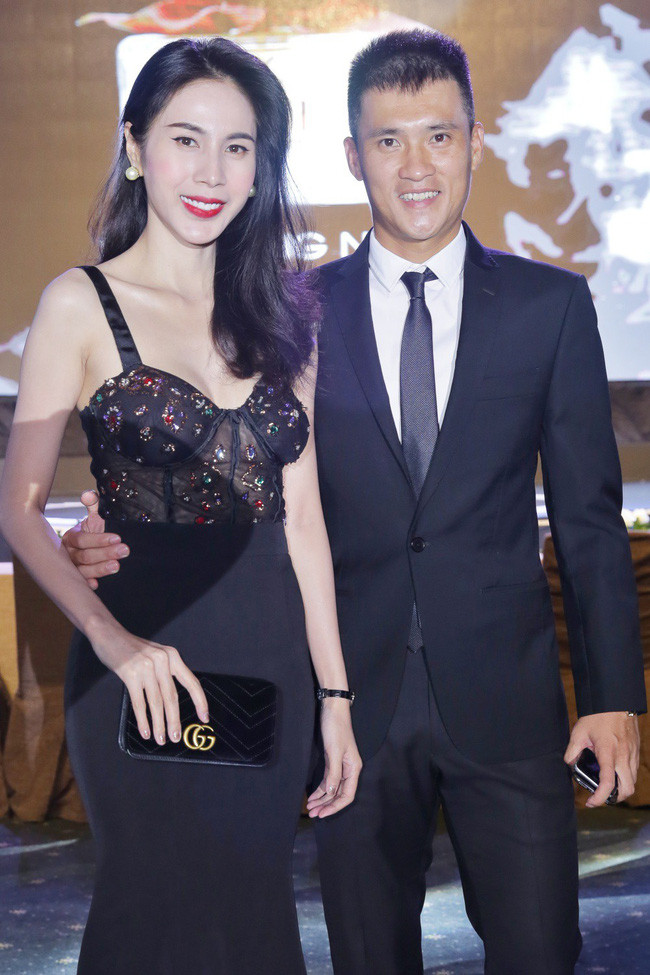 Cặp đôi Công Vinh - Thủy Tiên vừa cùng nhau tham gia một sự kiện ở TP.HCM. Đây là thoi82 điểm cả hai dính nghi án ly hôn. Màn ăn diện đồng điệu cùng những cử chỉ tình tứ đã xóa tan tin đồn trong vòng 1 nốt nhạc. Cặp đôi vui vẻ chuyện trò và giao lưu cùng khán giả có mặt ở sự kiện.