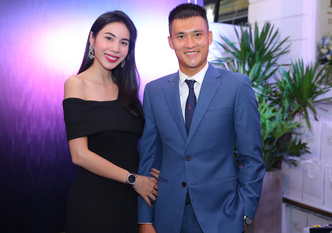 Cặp vợ chồng chuộng đồ có gam màu thanh lịch mỗi lần tham dự các sự kiện. Bộ suit xanh tôn vẻ ngoài lịch lãm cho Công Vinh, còn Thủy tiên khoe khéo trễ nải Cô thoa son màu đỏ quý phái nhằm giúp diện mạo trông nổi bật, ấn tượng hơn trong mắt người xung quanh.