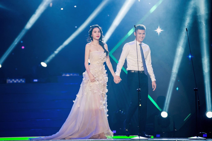 Trên sân khấu cả hai đã nắm chặt tay khiến nhiều người vừa hạnh phúc vửa ghen tỵ