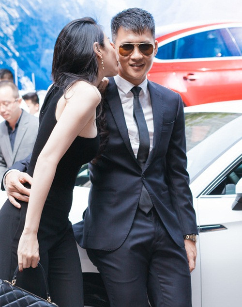 Suốt thời gian diễn ra sự kiện, Thuỷ Tiên - Công Vinh liên tục 'dính nhau như sam”. Thuỷ Tiên không ngại ngần hôn má Công Vinh, thoải mái thể hiện những cử chỉ tình cảm với nhau. Cặp vợ chồng thu hút toàn bộ sự chú ý của giới truyền thông lẫn quan khách đến tham dự.