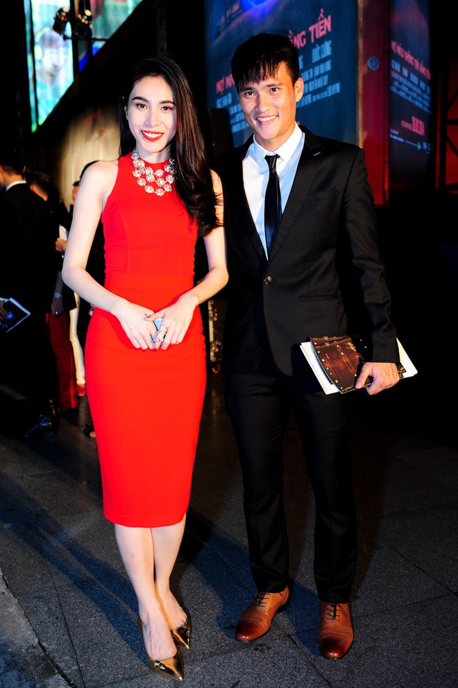 Thủy Tiên và Công Vinh cũng đến chúc mừng phim của ca sĩ Đàm Vĩnh Hưng. Có thể thấy suit là item được ông xã Công Vinh ưa chuộng mỗi khi bước lên thảm đỏ. 