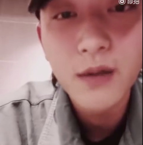 Anh chàng lần đầu nói về người cha mới mất của mình trên sóng livestream.