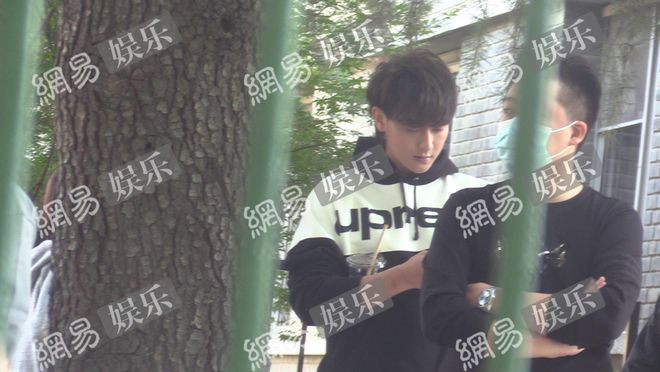 Hoàng Tử Thao xuất hiện khá tiều tụy trên phim trường khi trở lại làm việc.