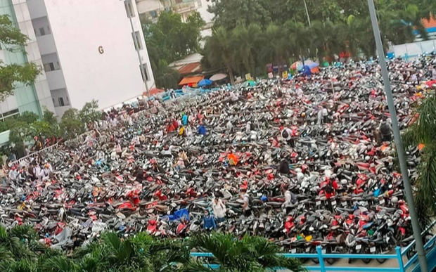 Bãi giữ xe đông nghịt của trường đại học tại TP.HCM khiến bao sinh viên 'ám ảnh' Ảnh 2