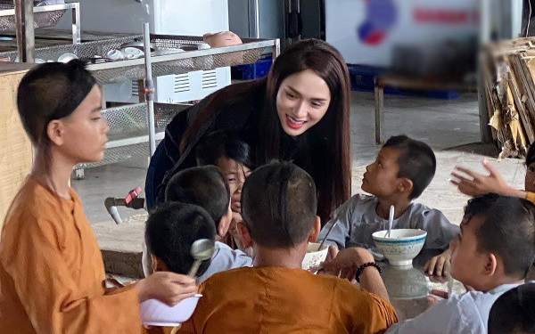 Không váy xòe hàng hiệu, Hương Giang ăn mặc đơn giản đi làm từ thiện nhưng ai cũng thấy đẹp Ảnh 2