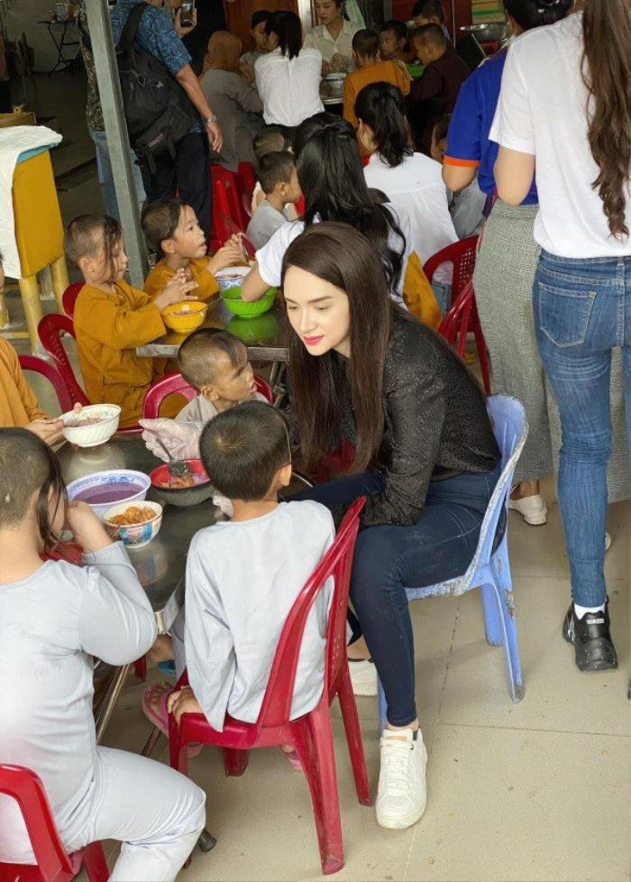 Không váy xòe hàng hiệu, Hương Giang ăn mặc đơn giản đi làm từ thiện nhưng ai cũng thấy đẹp Ảnh 4