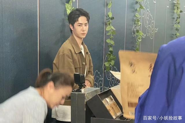 Một Vương Nhất Bác ngơ ngơ tiếp tục xuất hiện trên sóng truyền hình Ảnh 6