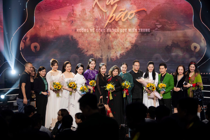 Đêm nhạc ủng hộ miền Trung do Đinh Hiền Anh tổ chức góp gần 34,2 tỷ đồng Ảnh 1