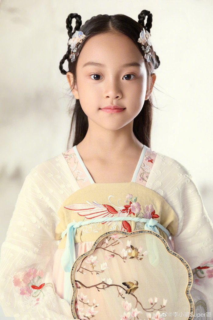 Có thể thấy, dù mới lên 8 tuổi nhưng con gái của Lý Tiểu Lộ và Giả Nãi Lượng trông lớn phổng phao và vô cùng xinh đẹp